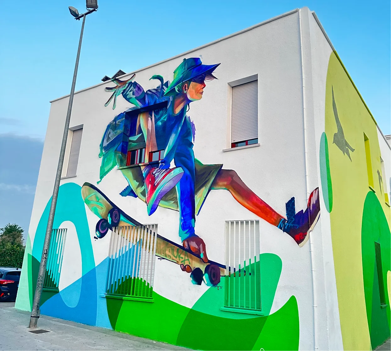 Mural contemporáneo El Rompeolas integrado en la arquitectura