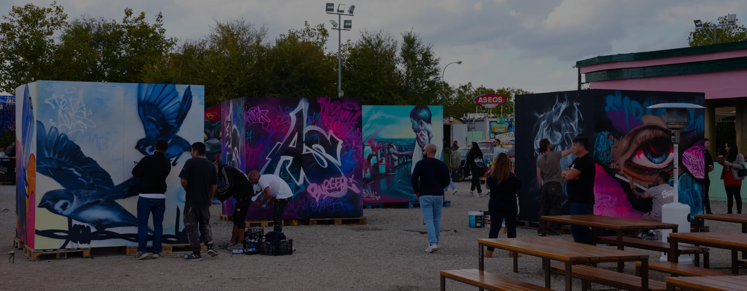 Evento de arte urbano y experiencia cultural con muralismo en directo