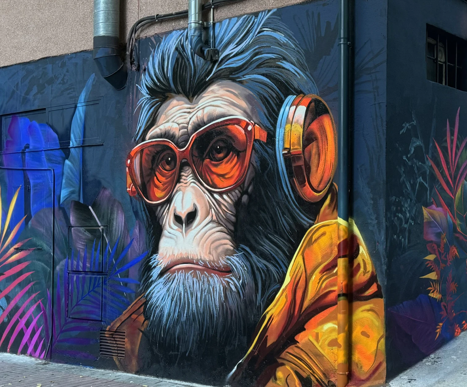 zonas de servicio de muralismo chimpancé con gafas